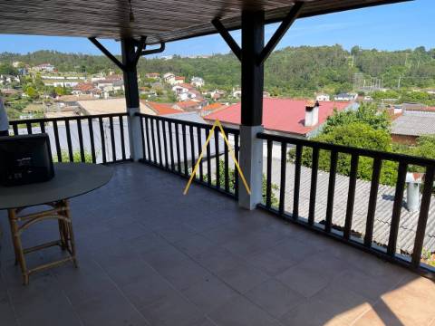 Moradia com terreno junto à cidade.