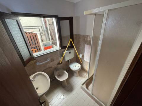 Moradia com terreno junto à cidade.