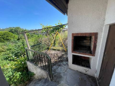 Moradia com terreno junto à cidade.