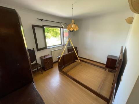 Moradia com terreno junto à cidade.