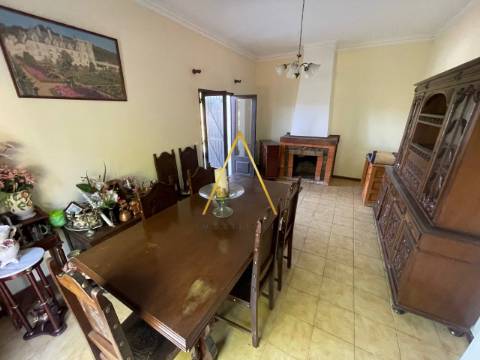 Moradia com terreno junto à cidade.