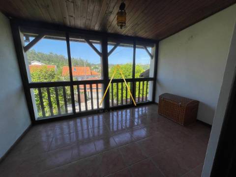 Moradia com terreno junto à cidade.