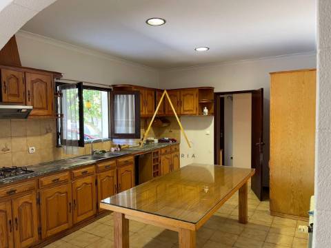 Moradia com terreno junto à cidade.