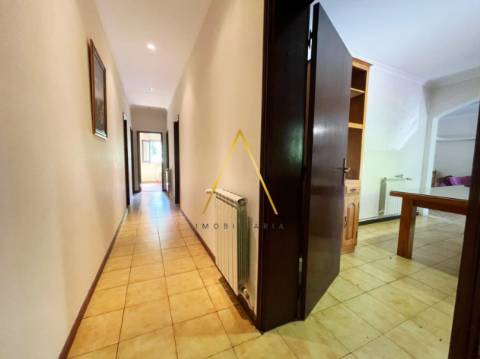 Moradia com terreno junto à cidade.