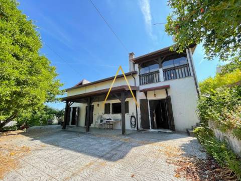 Moradia com terreno junto à cidade.