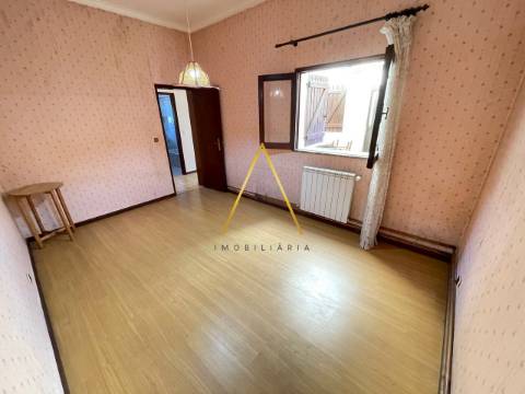 Moradia com terreno junto à cidade.