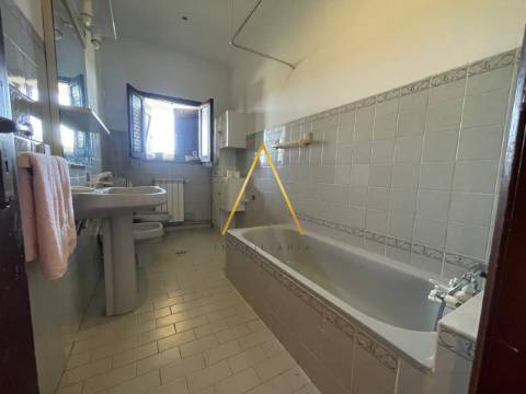 Moradia com terreno junto à cidade.