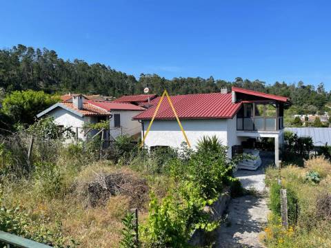 Moradia com terreno junto à cidade.