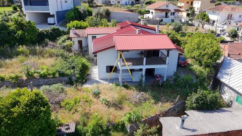 Moradia com terreno junto à cidade.