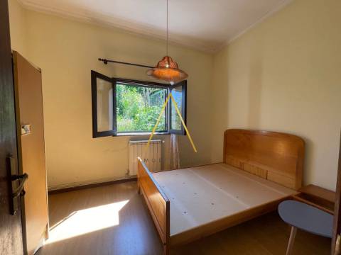 Moradia com terreno junto à cidade.