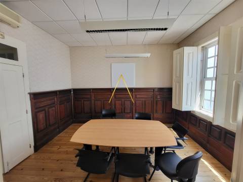 Espaço para Escritório/Serviços no Centro da Cidade – 225,5 m²