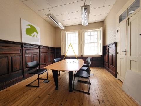 Espaço para Escritório/Serviços no Centro da Cidade – 225,5 m²