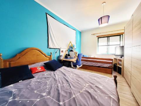 Apartamento T3 com terraço, localizado no centro da cidade.