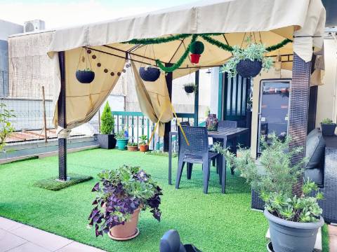 Apartamento T3 com terraço, localizado no centro da cidade.