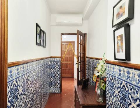 Apartamento T3 com terraço, localizado no centro da cidade.