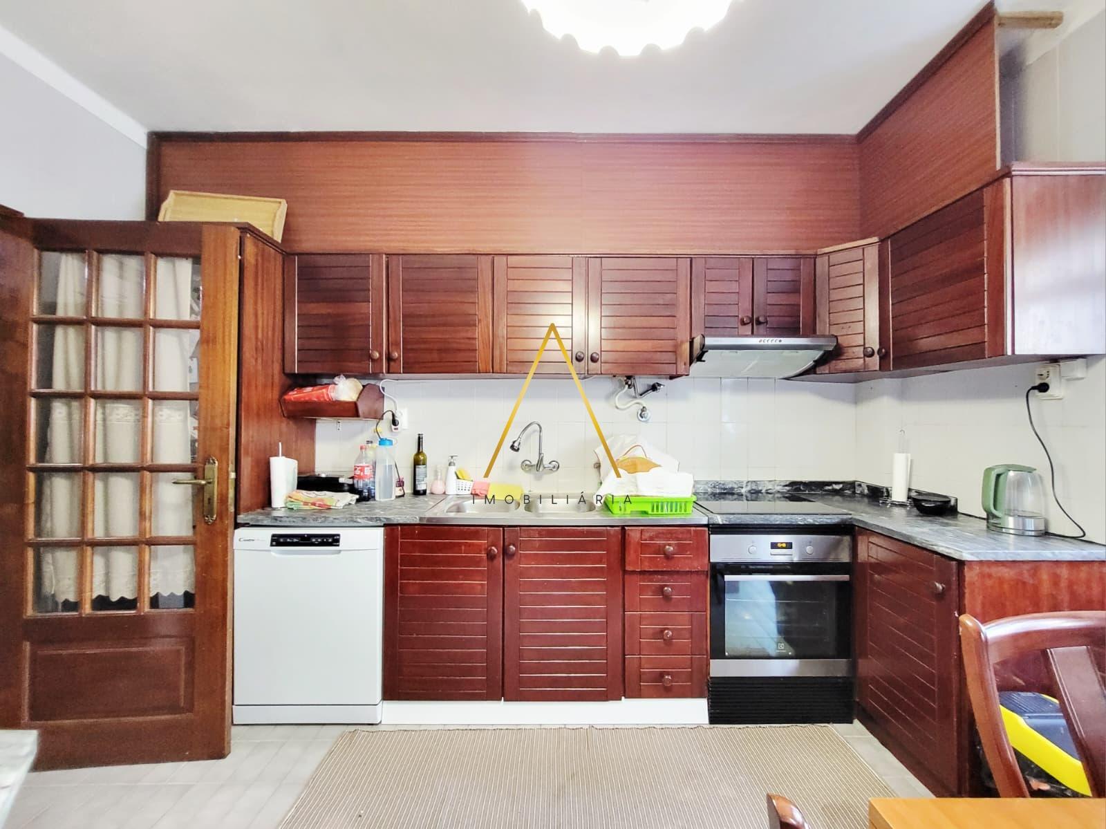 Apartamento T3 com terraço, localizado no centro da cidade.