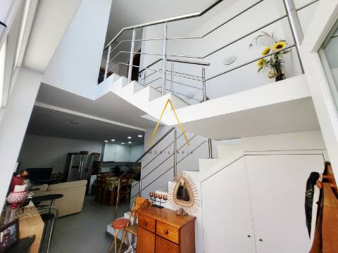 Moradia Unifamilar T3 com Logradouro e Terraço.