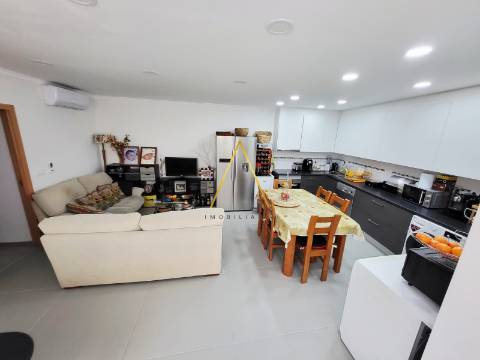 Moradia Unifamilar T3 com Logradouro e Terraço.