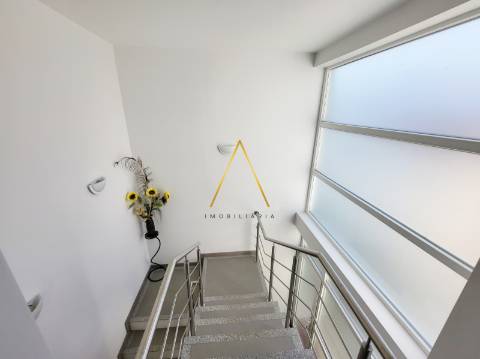 Moradia Unifamilar T3 com Logradouro e Terraço.