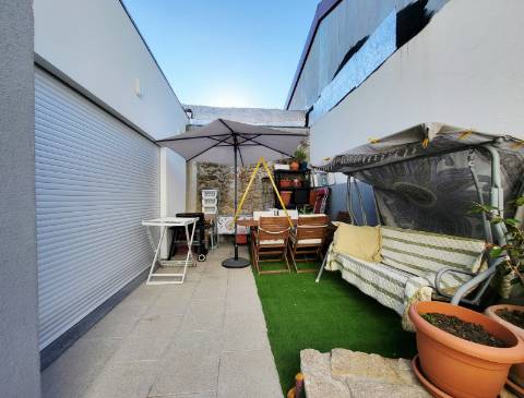 Moradia Unifamilar T3 com Logradouro e Terraço.