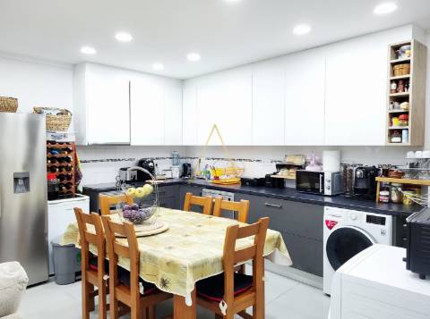 Moradia Unifamilar T3 com Logradouro e Terraço.