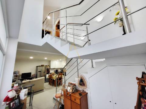 Moradia Unifamilar T3 com Logradouro e Terraço.