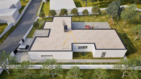 Moradia Isolada T4, inserida em 1352 m2 de terreno.