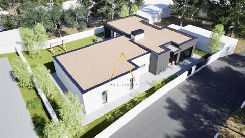 Moradia Isolada T3, inserida em 663 m2 de terreno.