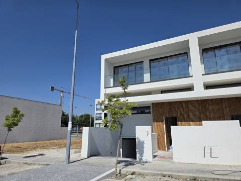 Moradia Geminada T4 Venda em Nogueira e Silva Escura,Maia