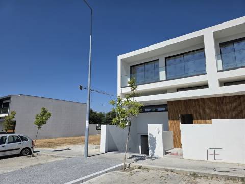 Moradia Geminada T4 Venda em Nogueira e Silva Escura,Maia