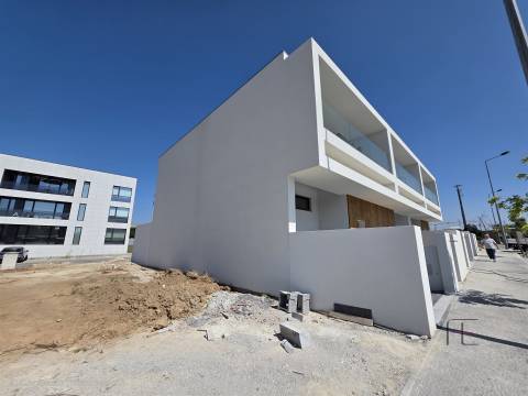 Moradia Geminada T4 Venda em Nogueira e Silva Escura,Maia