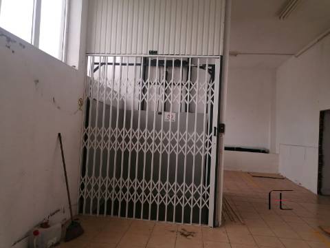 Armazém  Venda em Raimonda,Paços de Ferreira