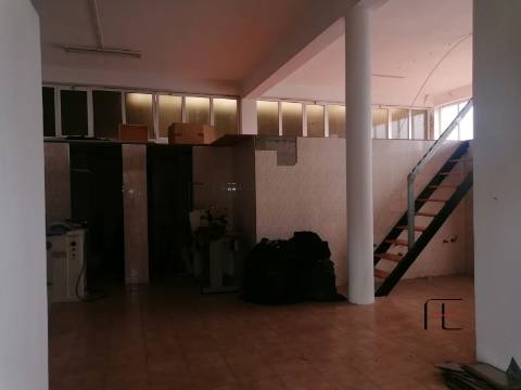Armazém  Venda em Raimonda,Paços de Ferreira