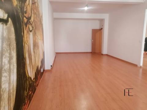 Loja  Venda em Baguim do Monte (Rio Tinto),Gondomar