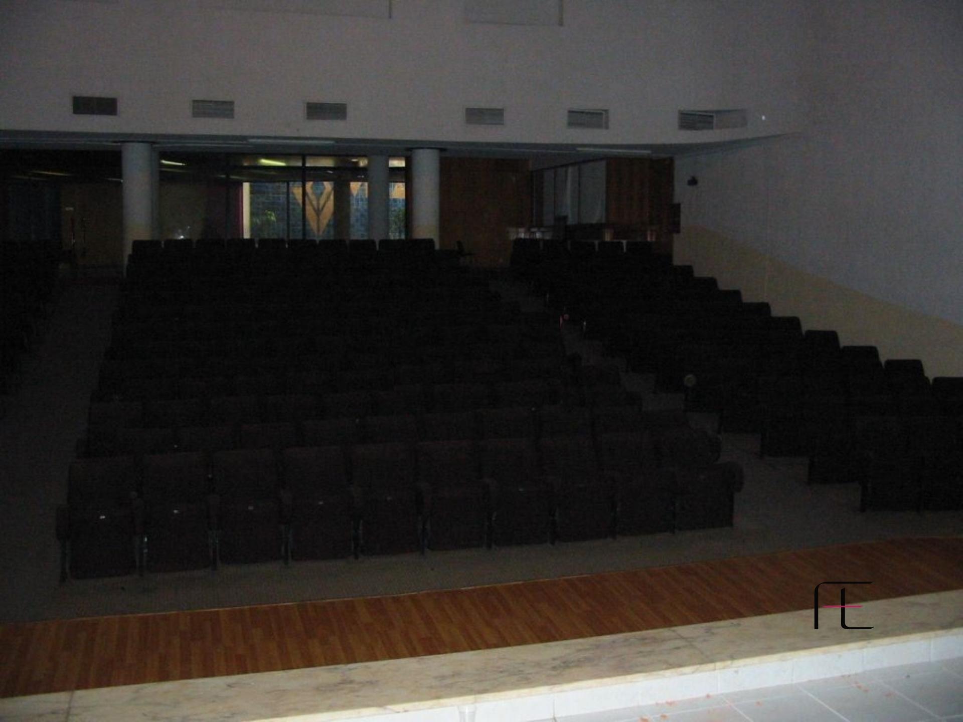 Auditório e 2 lojas - Centro Comercial Vila Gaia