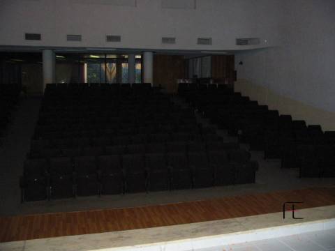 Auditório e 2 lojas - Centro Comercial Vila Gaia