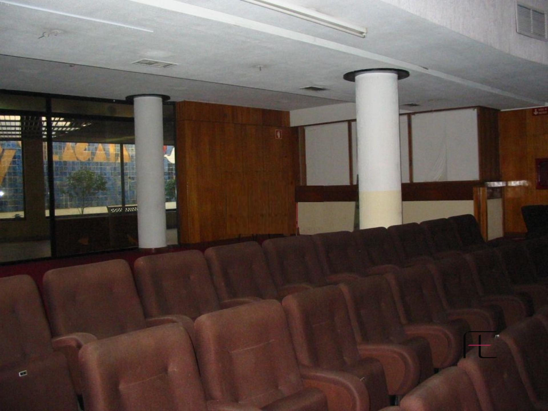 Auditório e 2 lojas - Centro Comercial Vila Gaia