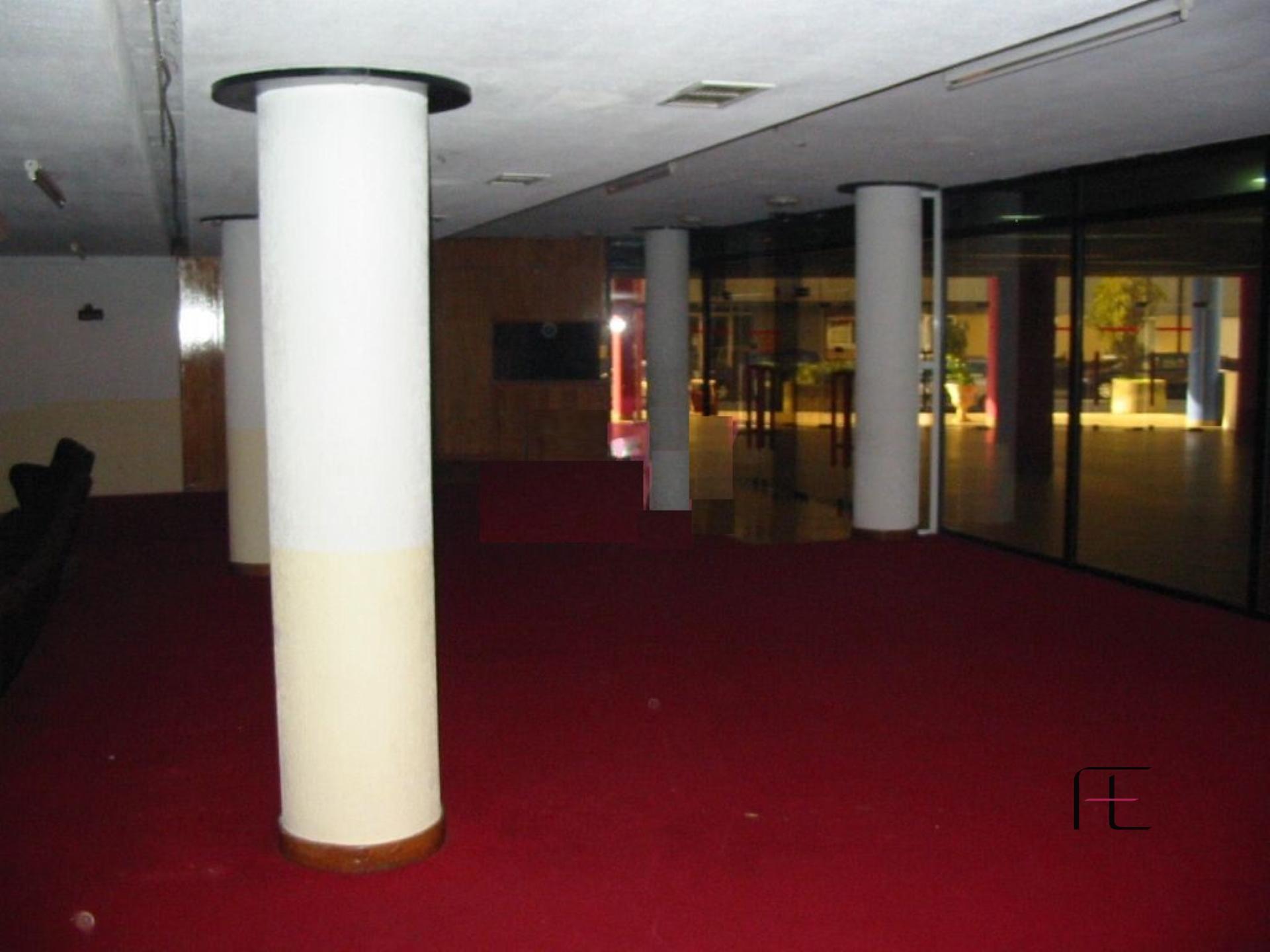 Auditório e 2 lojas - Centro Comercial Vila Gaia