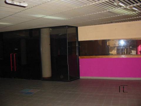 Auditório e 2 lojas - Centro Comercial Vila Gaia