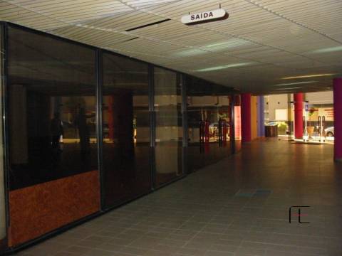 Auditório e 2 lojas - Centro Comercial Vila Gaia