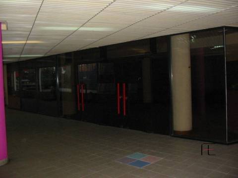 Auditório e 2 lojas - Centro Comercial Vila Gaia