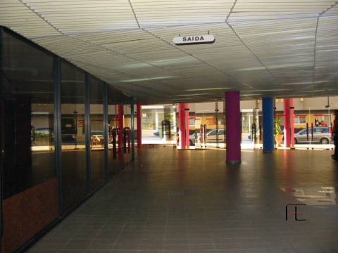 Auditório e 2 lojas - Centro Comercial Vila Gaia