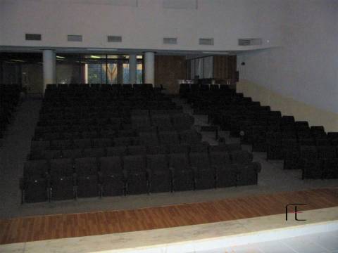 Auditório e 2 lojas - Centro Comercial Vila Gaia