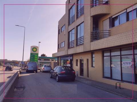 Loja de rua com 211 m2, frente para EN 109, Valadares