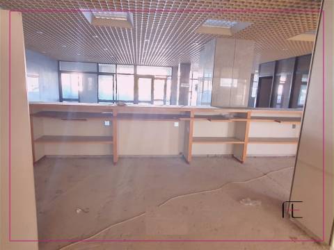 Loja de rua com 211 m2, frente para EN 109, Valadares