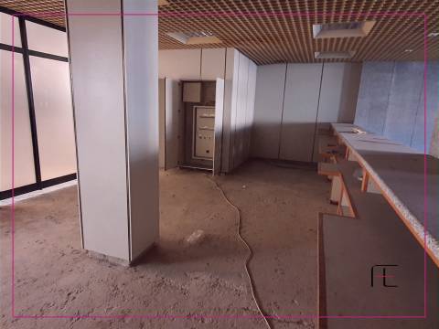 Loja de rua com 211 m2, frente para EN 109, Valadares