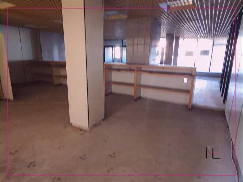 Loja de rua com 211 m2, frente para EN 109, Valadares