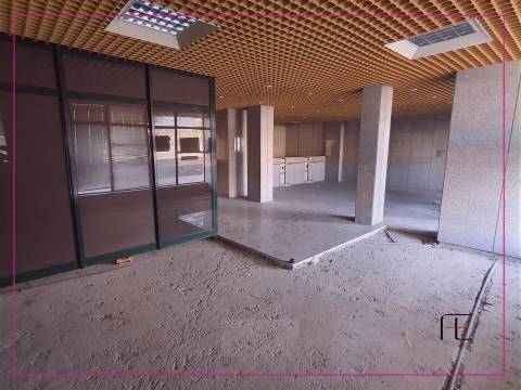 Loja de rua com 211 m2, frente para EN 109, Valadares