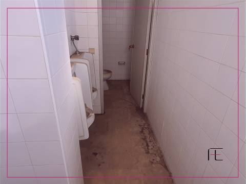 Loja de rua com 211 m2, frente para EN 109, Valadares