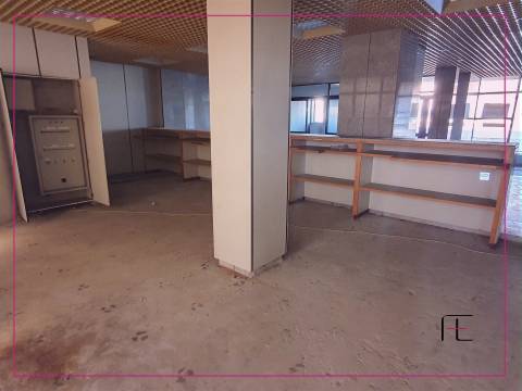 Loja de rua com 211 m2, frente para EN 109, Valadares